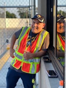 worker, hi viz vest, high-visibility vest-7212655.jpg