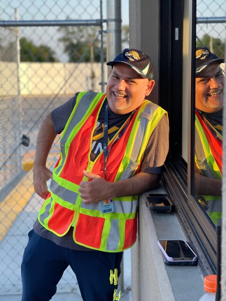 worker, hi viz vest, high-visibility vest-7212655.jpg